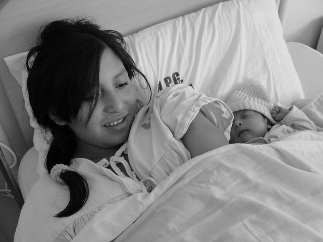 Foto de Miriam Toaquiza, una madre adolescente, y su hija recién nacida, Jennifer, en un hospital de Ecuador.  América Latina ocupa el segundo lugar en el mundo en embarazo adolescente, una de las razones de las altas tasas de mortalidad materna en la región.  AMIGOS: Gonzalo Ortiz / 