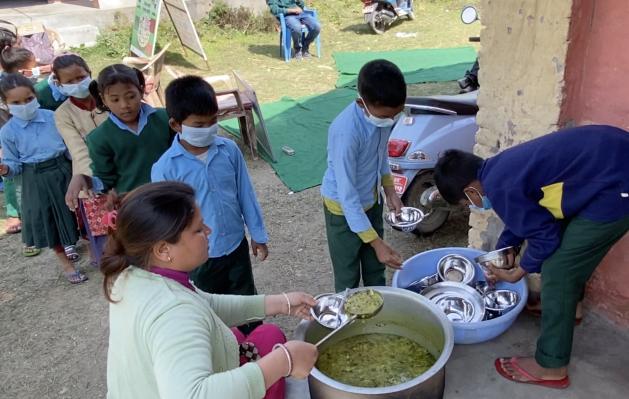 Alimentación escolar - Hora del almuerzo en la escuela primaria Janajagriti en Dhangadhi, Nepal.  Crédito: Marty Logan