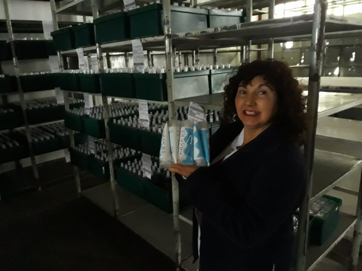 Edith Pereira representa la crema hidratante marca Aqualane, muy conocida en Argentina, producida hoy por los trabajadores de la cooperativa Farmacoop, que tiene dos plantas industriales en Buenos Aires, recuperadas y administradas por los trabajadores.  AMIGOS: Daniel Gutman / 