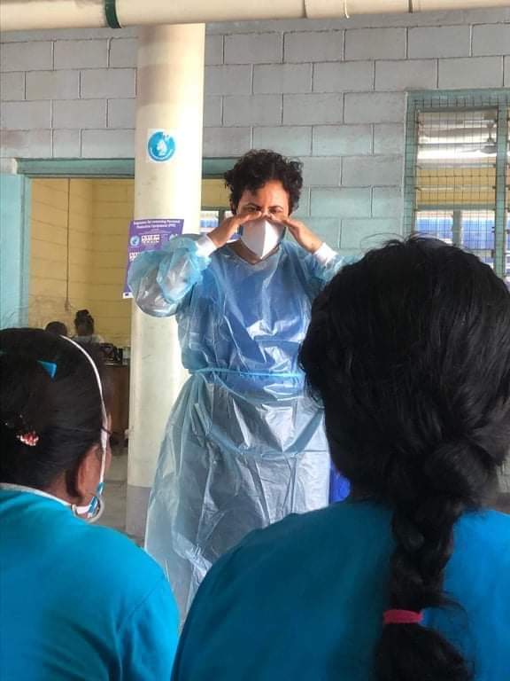 En Kiribati, Margaret Leong, asesora de prevención y control de infecciones de CPS, capacitó en el uso de EPP con el personal de atención médica local.  Crédito: Comunidad del Pacífico (SPC)