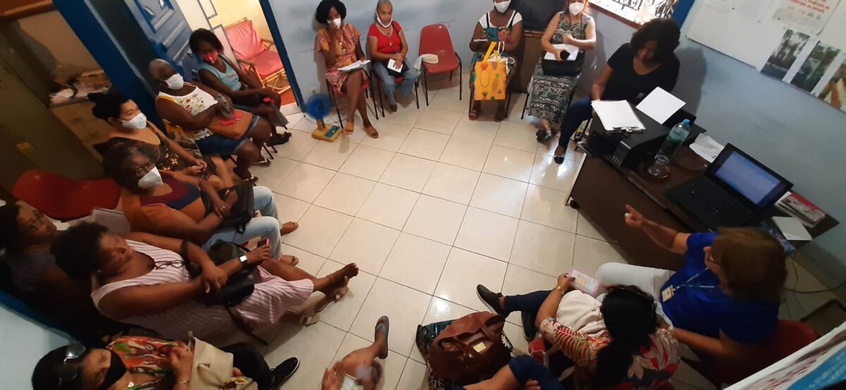 El Sindicato de Trabajadoras del Hogar de Río de Janeiro organiza charlas con especialistas y debates sobre temas de derechos laborales con mujeres interesadas.  En esta ocasión, se les instruyó sobre las normas específicas del trabajo doméstico.  AMIGOS: Cortesía de STDRJ