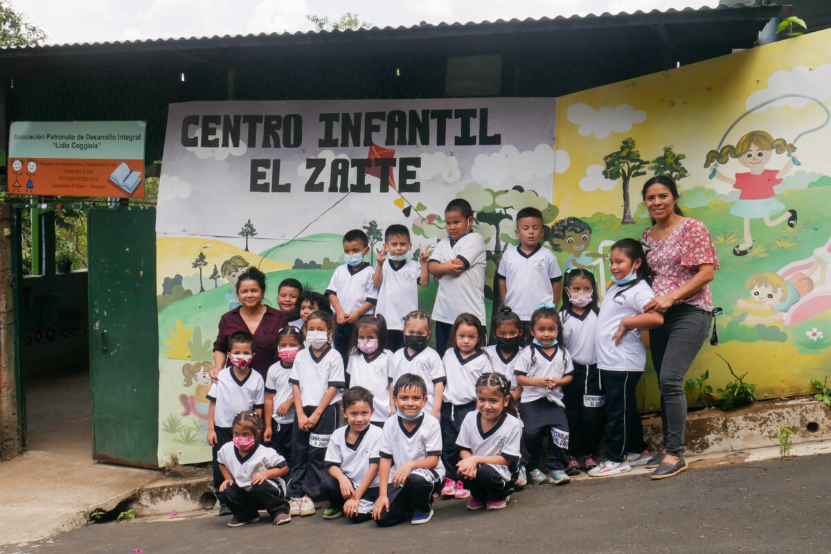 Las maestras Marta Mendoza (c) y Sandra Peña con sus alumnos en el Centro Infantil El Zaite, ubicado en una comunidad que lucha por prosperar en un contexto de pobreza y violencia, como muchos pueblos y ciudades de El Salvador.  AMIGOS: Edgardo Ayala / 