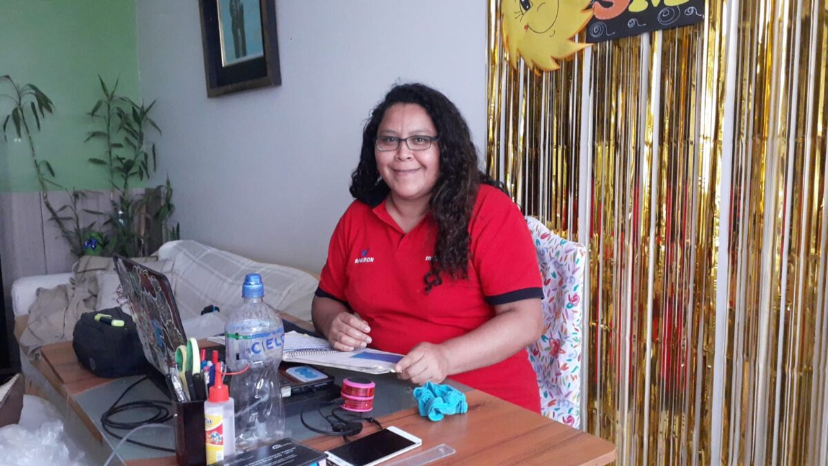     Yolanda Castro, directora de un colegio privado de la capital peruana, está de pie en la sala de su casa, que ha sido un lugar de trabajo desde el comienzo de la pandemia de COVID, que también redujo su salario y la obligó a aumentar sus ingresos. .  con otro trabajo y con trabajo los siete días de la semana.  AMIGOS: Mariela Jara / 