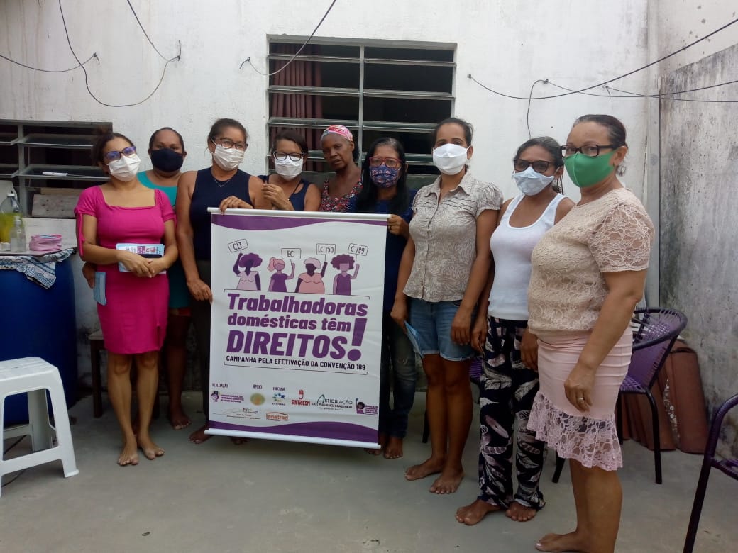 Trabajadoras del hogar de Paraíba, estado de la región nororiental de Brasil, realizan una protesta organizada por su sindicato exigiendo el respeto a sus derechos y el cumplimiento de las leyes que rigen su actividad en el país.  AMIGOS: STDP