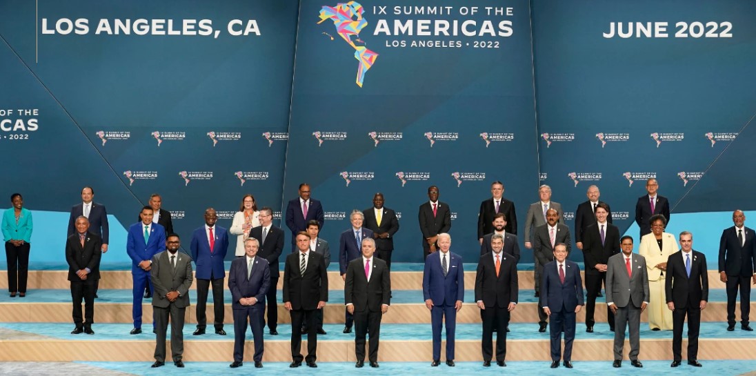 La Cumbre Americana de junio en Los Ángeles, California, brindó una oportunidad para que un grupo de jefes de estado del hemisferio se separara de Washington boicoteando la reunión en protesta por la exclusión de Cuba, Nicaragua y Venezuela.  AMIGOS: Departamento de Estado de EE. UU.
