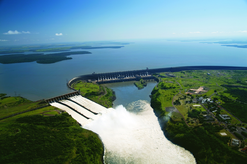 La central hidroeléctrica nacional dual de Itaipú, compartida con Paraguay, fue la última central grande y de bajo costo ubicada cerca de los principales mercados de consumo.  Inaugurado en 1984 sobre el río Paraná, en la frontera con Paraguay y cerca de Argentina, la capacidad instalada es de 14.000 megavatios.  Desde entonces, el potencial hidroeléctrico de Brasil se ha limitado a los ríos de la selva amazónica, con costos de construcción más elevados y la necesidad de largas líneas de transmisión para los grandes consumidores.  AMIGOS: Itaipú Binacional
