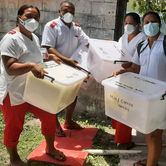 Enfermeras locales dedicadas a trabajar en salas de hospital para pacientes con COVID-19 en la nación del atolón del Pacífico en Kiribati.  Crédito: Comunidad del Pacífico (SPC)
