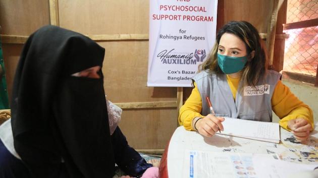 La Dra. Mohsina Chaklader, médica de Humanity Auxilium, fotografiada aquí en Cox's Bazar, Bangladesh, dice que tiene refugiados rohingyas por heridas físicas y psicológicas después de que se vieron obligados a huir de la brutalidad indescriptible en Myanmar.  Crédito: Humanidad Auxilium