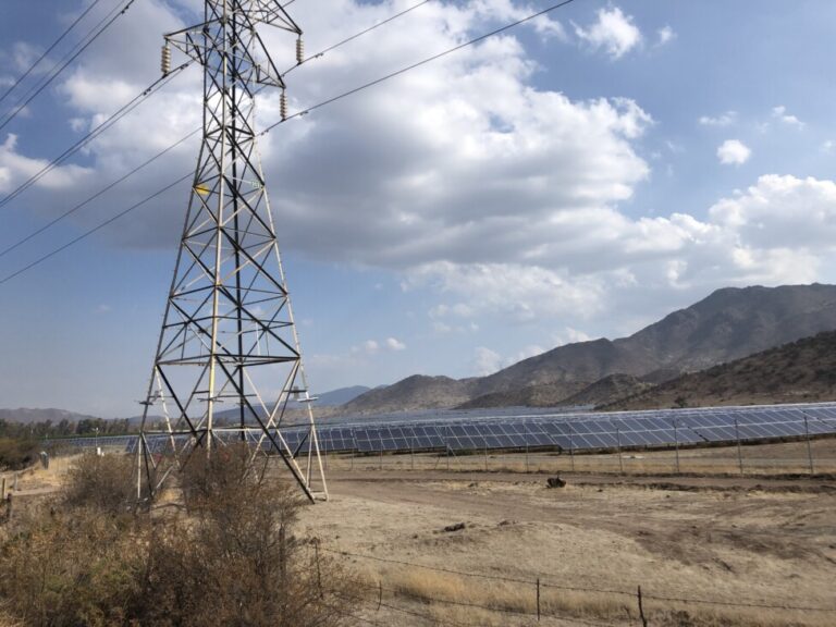 Parte de los 33.600 paneles solares instalados en agosto de 2020 en el barrio de Til Til, en el norte de Santiago, con una inversión de 15 millones de dólares y una vida útil de unos 30 años.  En este municipio, uno de los más pobres de Chile, el proyecto abarca 23 hectáreas y generará nueve megavatios de energía eléctrica.  AMIGOS: Orlando Milesi/