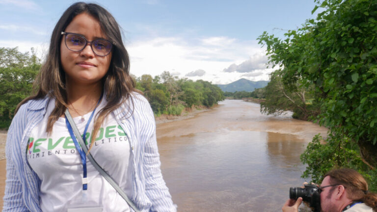 Dalia González, del movimiento Rebelión Verde salvadoreña, a orillas del río Ostúa en el oriente de Guatemala, habla sobre el impacto de la contaminación de la mina Cerro Blanco en el río, que contaminará el río Lempa en El.  El Salvador.  AMIGOS: Edgardo Ayala/