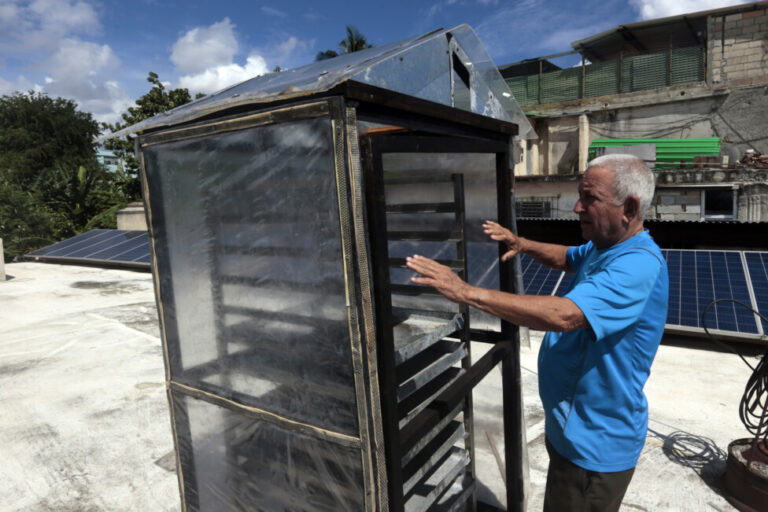 Vista de un secador solar para deshidratar frutas, especias y tubérculos, elaborado con productos reciclados por el innovador cubano Félix Morffi en su casa del municipio de Regla en La Habana.  AMIGOS: Jorge Luis Baños/