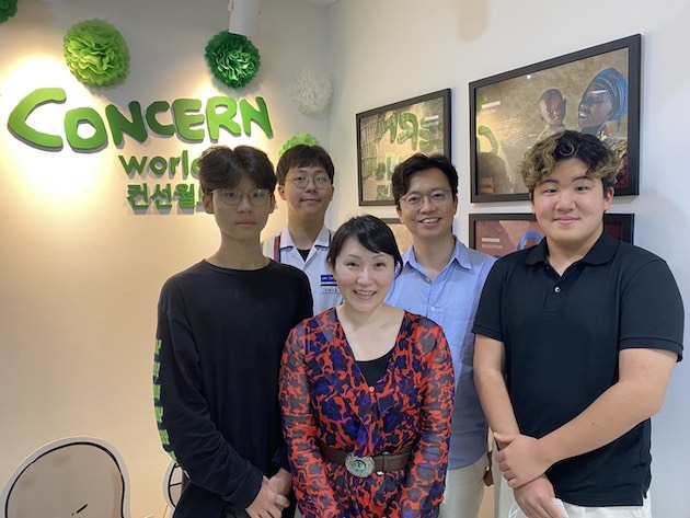 Aprendices de líderes de pensamiento juvenil  con el director ejecutivo de Concern Worldwide, Corea, Junmo Lee y la fundadora del curso, la Dra. Hanna Yoon.