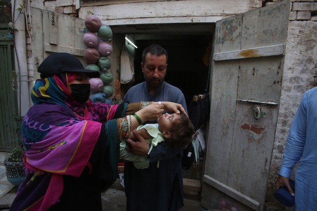 La negativa a vacunarse y la poliomielitis provocan inundaciones en Pakistán, Tu Mundo al dia
