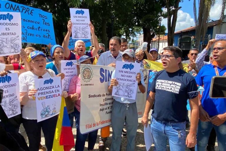 Periodistas y otros trabajadores de la prensa participan en una protesta en los llanos de Venezuela por el cierre de estaciones de radio.  La mayoría de las estaciones de fuerza aérea estaban operando en los estados occidentales y centrales del país.  AMIGOS: Sntp