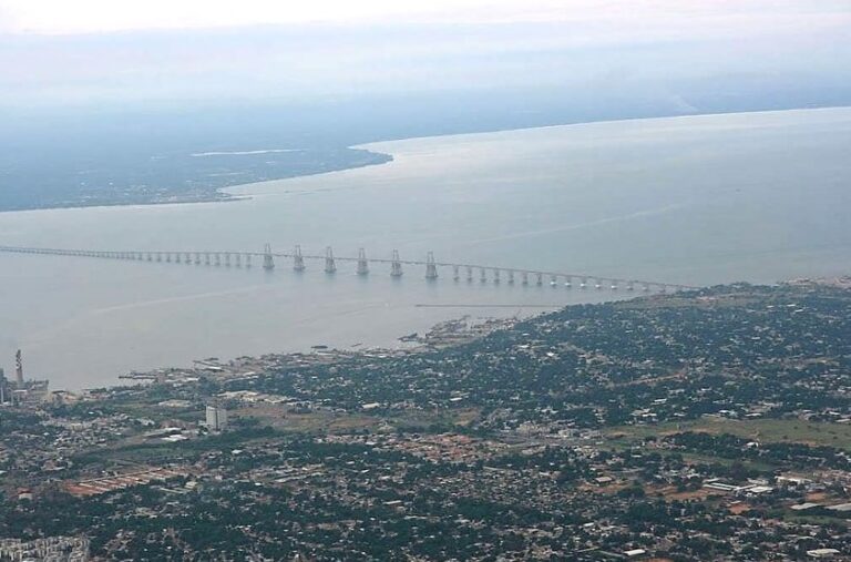 Vista de la ciudad de Maracaibo y del puente de 8,7 km que cruza el lago que lleva su nombre.  En la capital del occidental estado petrolero de Zulia, el más poblado del país, han cerrado este año 33 estaciones de radio.  AMIGOS: Megaconstrucciones