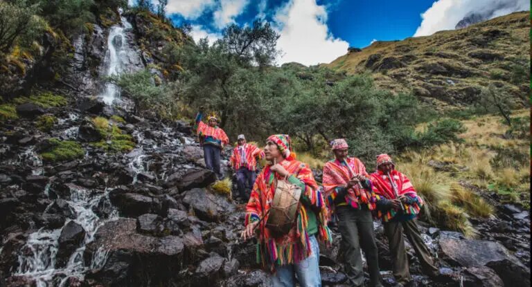 Campesinos de las alturas de los Andes peruanos realizan labores de reforestación y cuidado de la fauna local y fuentes de agua expresando sus tradiciones culturales autóctonas.  AMIGOS: Ecoan