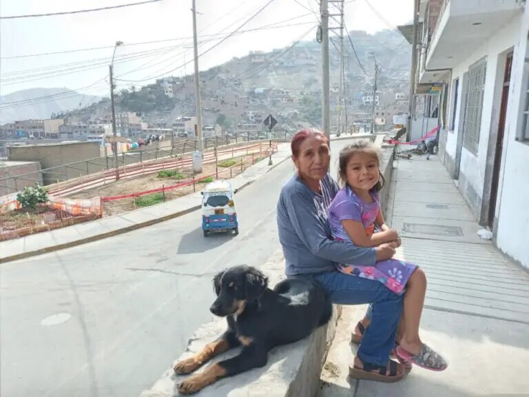 Rocío Quispe, una mujer indígena quechua de 64 años, trabajó arduamente para construir su casa en las colinas del barrio Santa María en el distrito de clase trabajadora de Ate Vitarte en Lima oriental, luego de que su familia huyera del departamento de Ayacucho. el epicentro de la pobreza que fue duramente golpeado por el conflicto armado interno de 1980-2000.  En la foto está sentada con su nieta de seis años y la mascota de la familia.  AMIGOS: Mariela Jara/ - El racismo es cotidiano y muchas personas se han vuelto violentamente contra quienes protestan en sus regiones o han venido a la capital a hacerse oír.