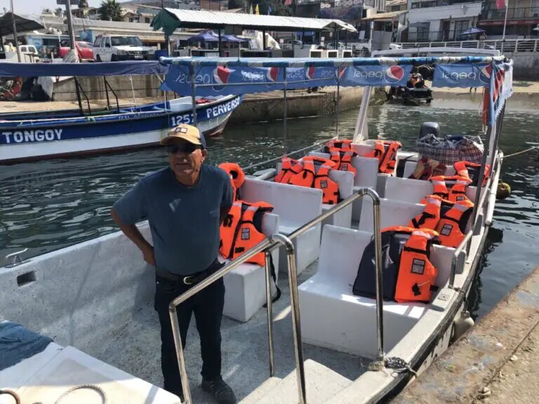 Luis Durán Zambra preside la Asociación de Pescadores de Guanaqueros en Chile, que agrupa a 170 socios, 70 de los cuales están registrados en el área de manejo asignada.  Durán se para en su bote donde conduce hasta 20 turistas por la bahía, una actividad que le genera ingresos extra durante el verano del hemisferio sur.  AMIGOS: Orlando Milesi/