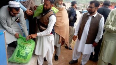 Estampado como puntos de distribución de harina gratuitos de Pakistán destruidos por Throng, Tu Mundo al dia